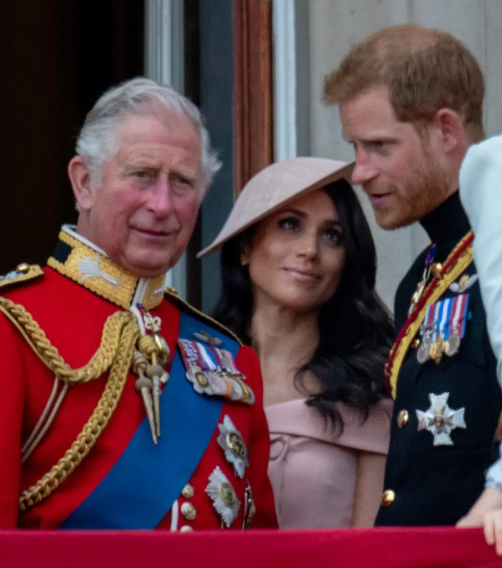 Król Karol III, Meghan Markle i książę Harry