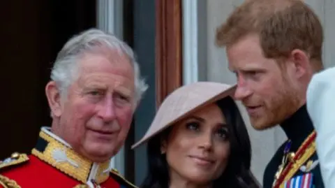 Król Karol III, Meghan Markle i książę Harry