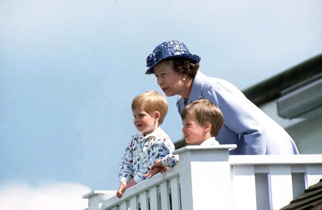 Królowa Elżbieta II z księciem Williamem i księciem Harrym