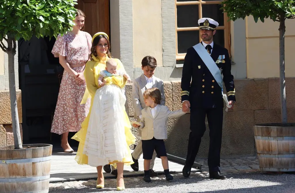 Książę Carl Philip Bernadotte i księżna Sofia Hellqvist z dziećmi