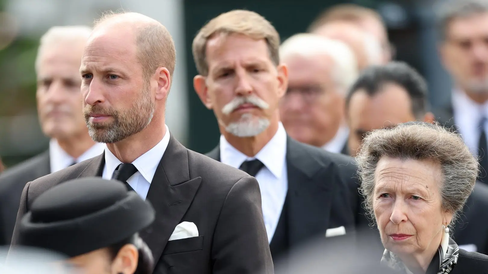Haakon VIII i przedstawiciele 17. państw na pogrzebie króla Haralda V. Pojawiła się również kontrowersyjna postać