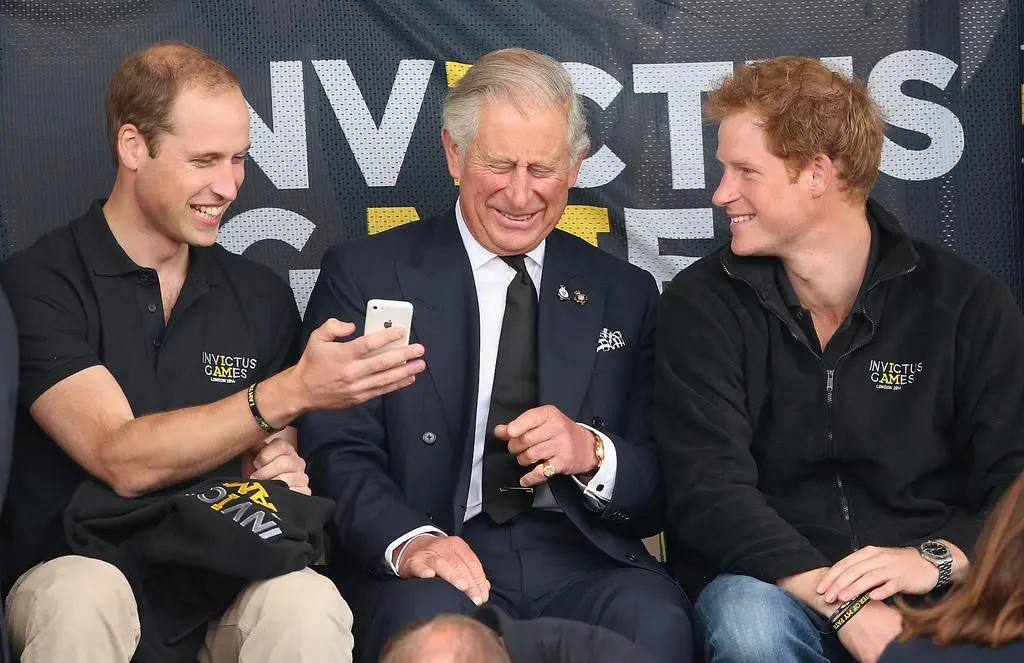 Książę William z ojcem Karolem III oraz księciem Harrym w 2014 roku
