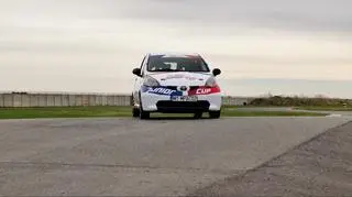 Samochód wyścigowy dla nastolatków. 