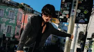 Dominik Szymański na sesji okładkowej do Glamour