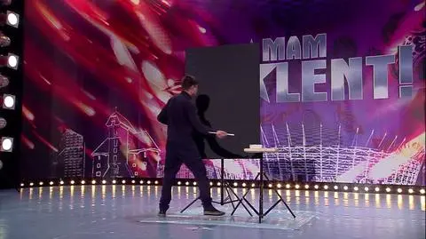 Niesamowity chłopak maluje na scenie "Mam Talent!"