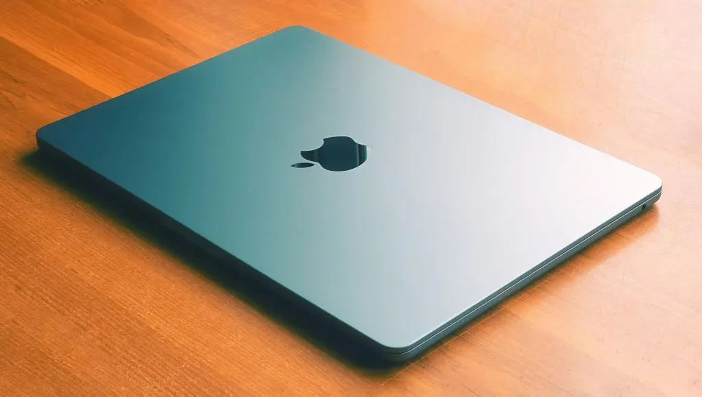 MacBook Pro do pracy z AI – jakie rozwiązania warto znać?