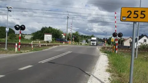 Mandat 2000 zł i 15 punktów za błąd na przejeździe kolejowym. Policja przypomina zasadę kąta prostego