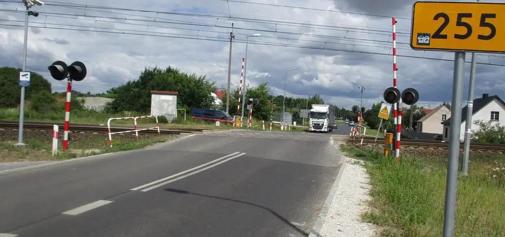 Mandat 2000 zł i 15 punktów za błąd na przejeździe kolejowym. Policja przypomina zasadę kąta prostego