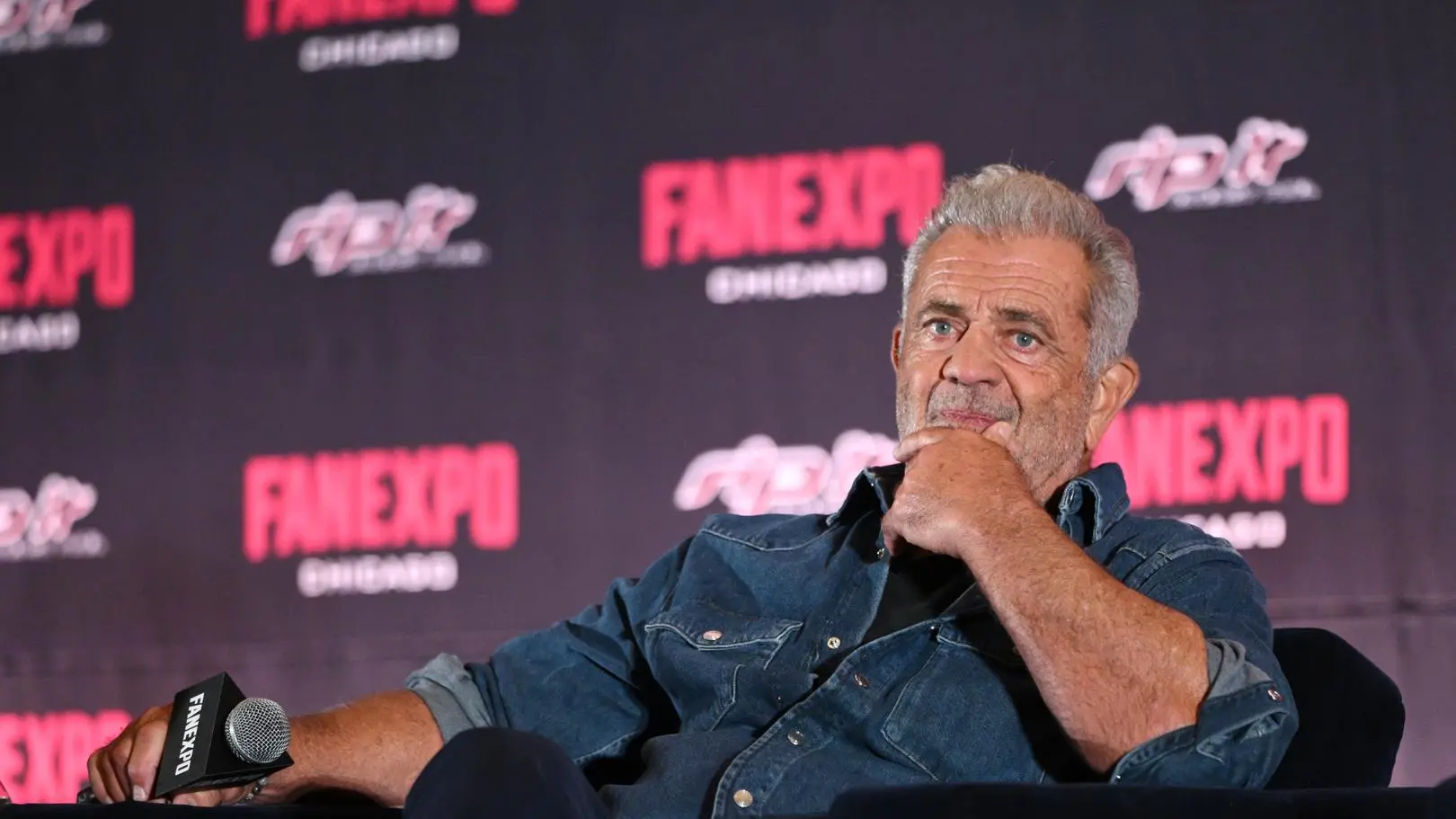Mel Gibson sparodiował tłumaczkę języka migowego. Reżyser wydał oświadczanie: "Nie było w tym żadnej celowej złośliwości"