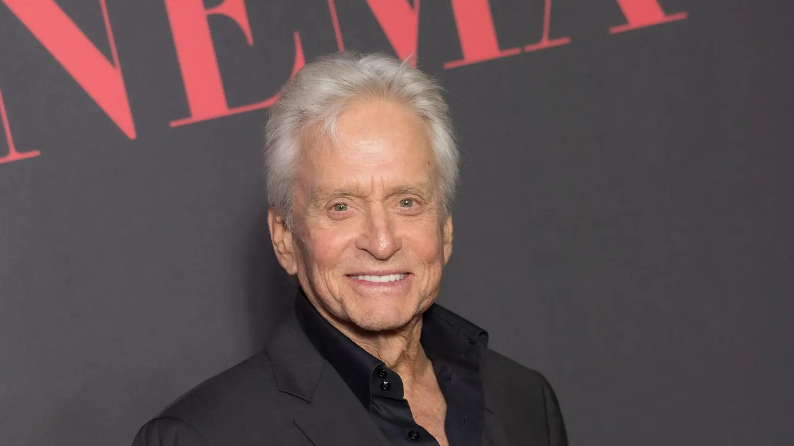 Michael Douglas pojawił się na ściance z dorosłą córką. Carys Zeta Douglas skończyła prestiżowe studia