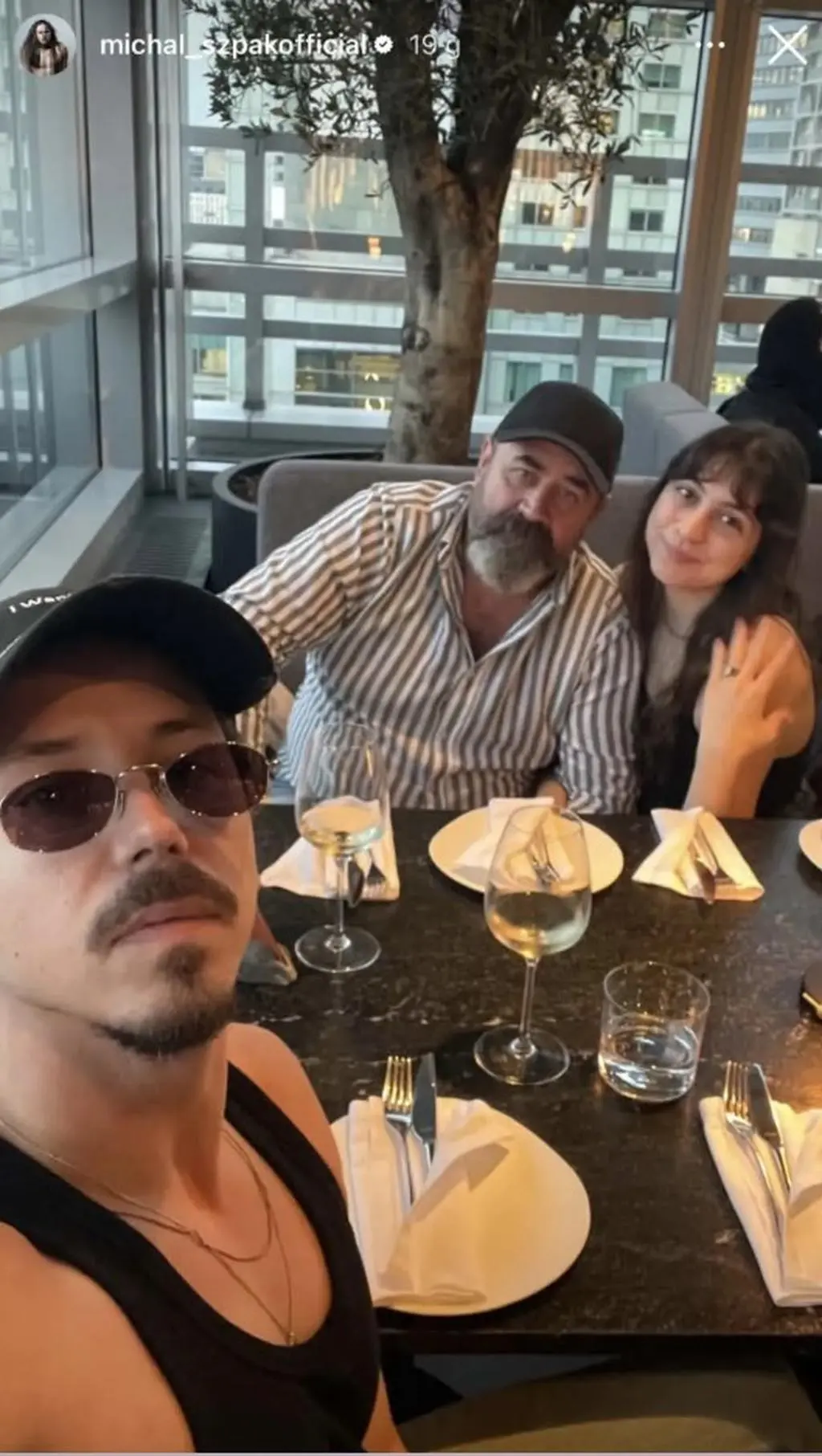 Michał Szpak z ojcem i siostrą