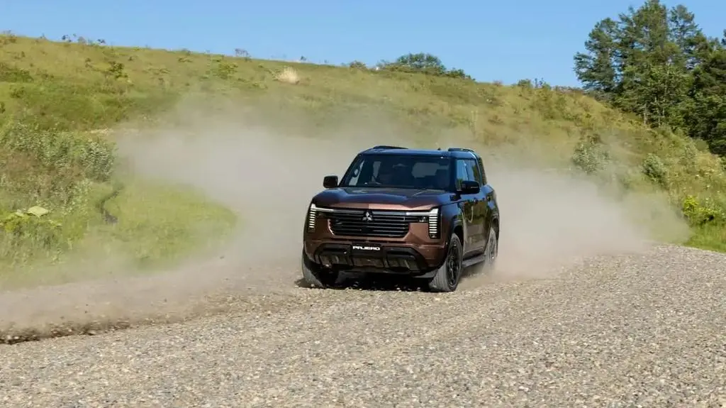 2027-mitsubishi-pajero-12