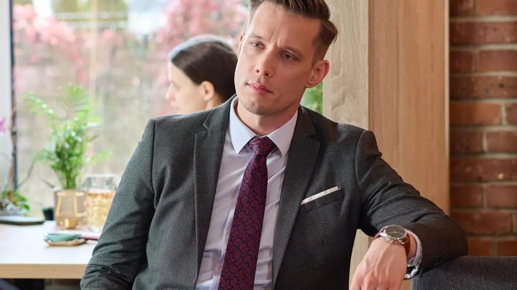 Kadr z odcinka 3604 serialu Na Wspólnej TVN. Darek (Michał Mikołajczak)