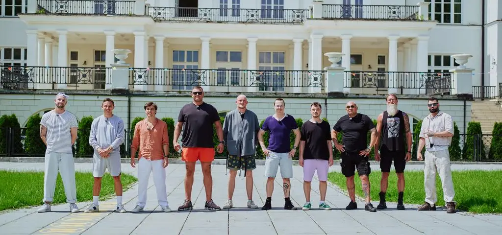 Uczestnicy "Nasi w mundurach" na kanapie "Gogglebox"! Kto będzie im towarzyszył?