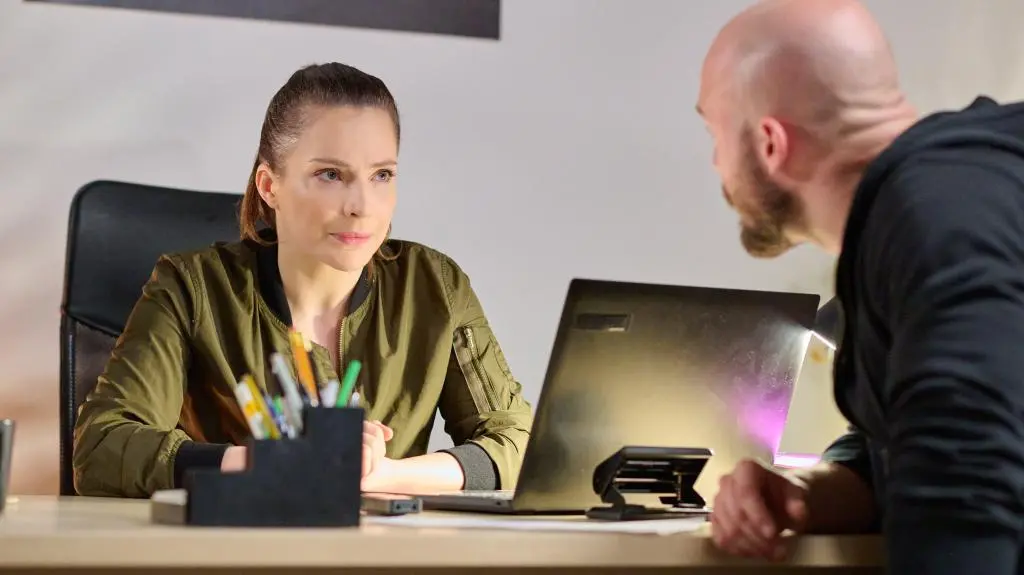 Kadr z odcinka 3652 serialu TVN Na Wspólnej. Judyta (Anna Dereszowska) w klubie.