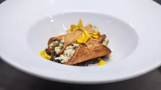 Iwo Mnich: Wytrawne cannoli z rissoto pistacjowym, pastą z czarnych oliwek, anchois i kaparów z czerwonym kawiorem