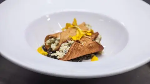 Iwo Mnich: Wytrawne cannoli z rissoto pistacjowym, pastą z czarnych oliwek, anchois i kaparów z czerwonym kawiorem