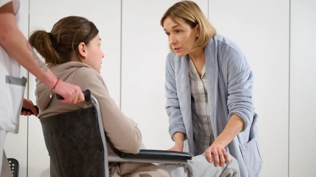 Kadr z odcinka 3609 serialu "Na Wspólnej". Iga (Lidia Sadowa) w szpitalu uspakaja ciężarną, której grozi bezdomność.