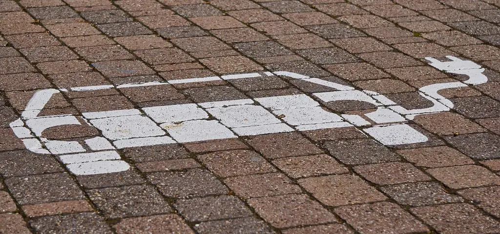 Elektryki zyskują popularność, ale Polacy wciąż ostrożni. Raport OTOMOTO wskazuje bariery