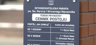 Parking dla wiernych z nietypowym „parkomatem”