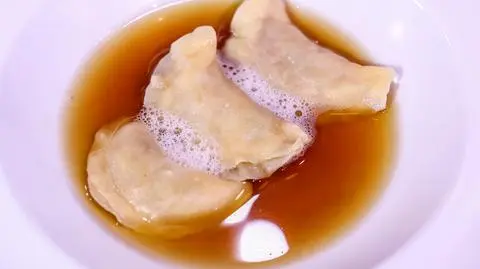 Pierogi z kapustą i grzybami w bulionie grzybowym z pianką z kiszonej kapusty