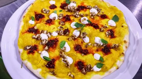 Pizza z dyniowym puree, ndują, ricottą i orzechami włoskimi