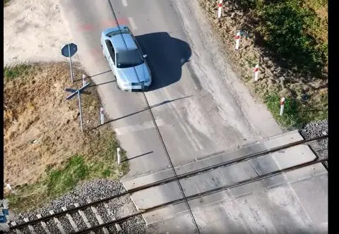 Policyjny dron ujawnił 24 wykroczenia na przejazdach kolejowych. Kierowcy ignorowali znak STOP