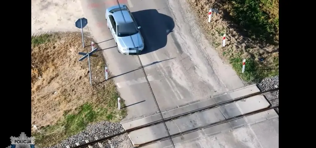 Policyjny dron na przejazdach kolejowych