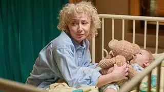 Kadr serialu Na Wspólnej TVN. Beata walczy o życie Gucia w szpitalu.