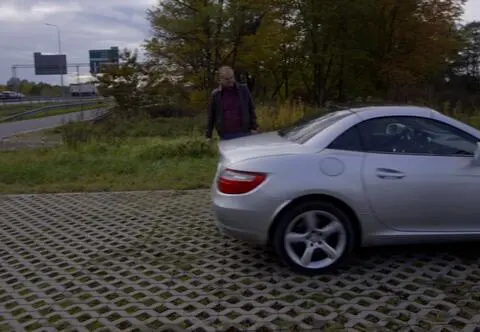 Wojny samochodowe. Auto za 72 tysiące: Mercedes SLK czy Toyota Corolla?