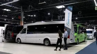 Nowoczesny bus na targach.