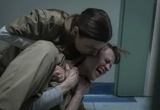 Skazana 4: Agata Kulesza odgryza ucho osadzonej. Zobacz kulisy sceny