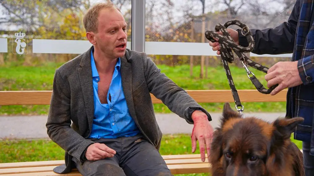 Kadr z odcinka 3586 serialu Na Wspólnej. Pijany Kamil Hoffer (Kazimierz Mazur).