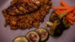 Martyna Niemiec: Główne danie: Kurczak z warzywami na ostro-słodkiej kaszy pęczak