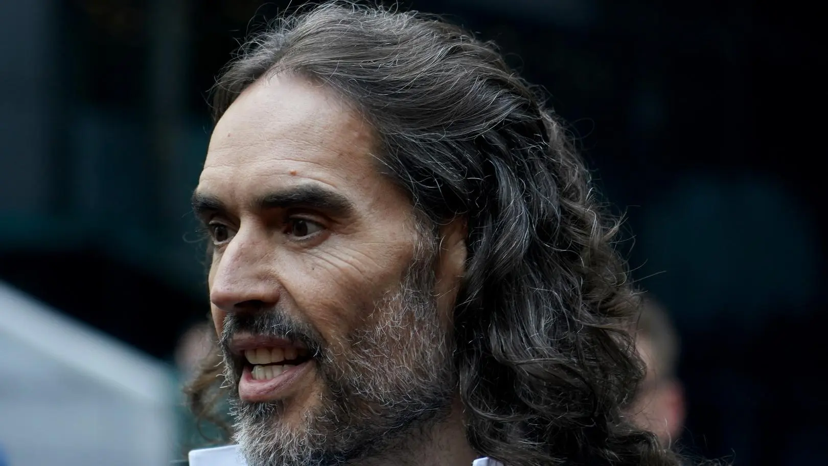 Russell Brand zeznał przed sądem. Jest decyzja w sprawie zarzutów