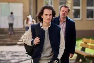 Kadr z odcinka 3670 serialu TVN - Na Wspólnej. Smolny (Łukasz Konopka) z synem!