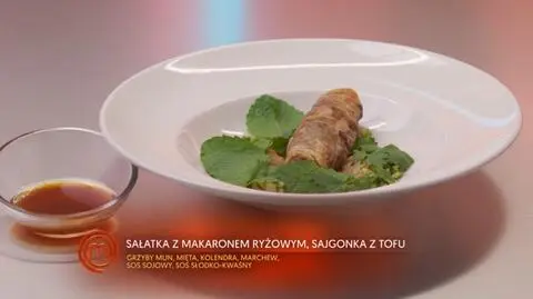 Sałatka z makaronem ryżowym ze świeżymi ziołami z sajgonką i sosem
