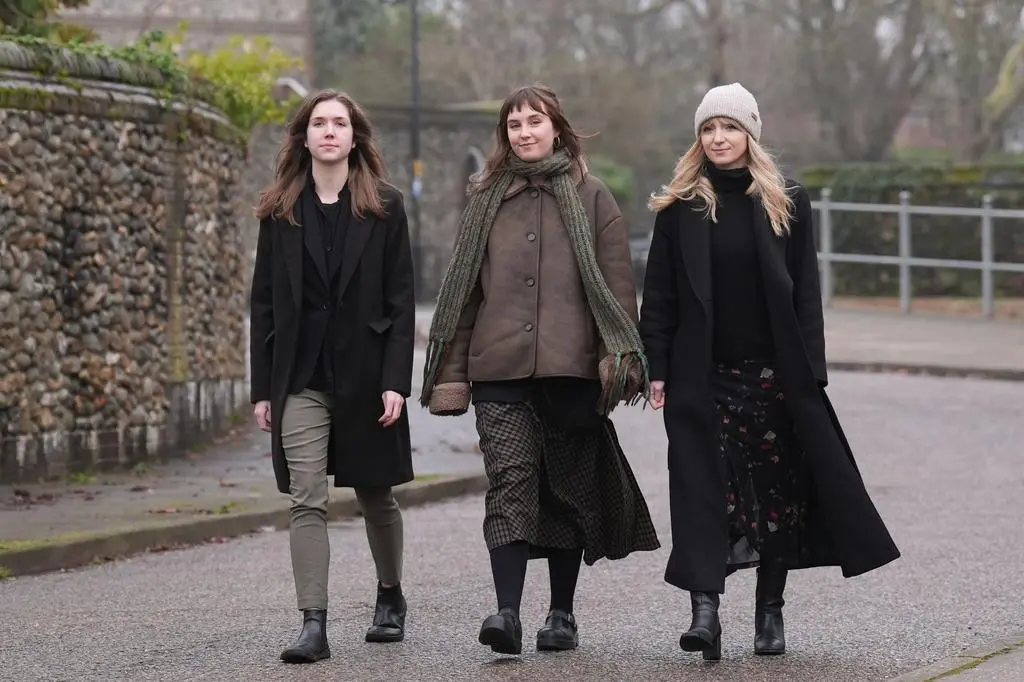 Sarah Foy, Rosa Sharkey i Rose Patterson 