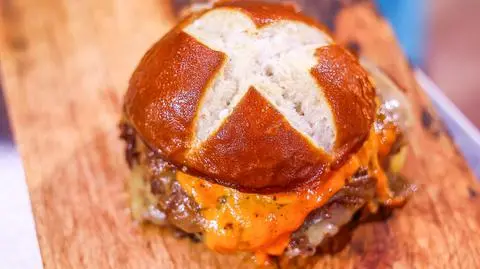 Smash burger z koreańskim sosem gochujang