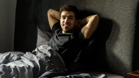 Papiery na szczęście: Julka zdradza Kamila z jego przyjacielem!