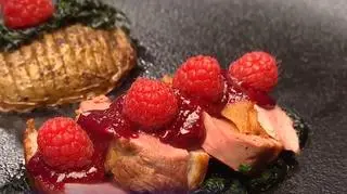 Maja Klejnot: Pierś z kaczki z sosem malinowym
szpinakiem oraz ziemniakiem Hasselback