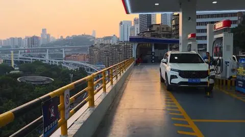 Stacja na dachu wieżowca? W Chongqing to możliwe