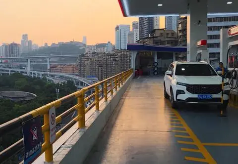 Stacja na dachu wieżowca? W Chongqing to możliwe