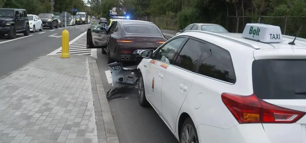 Stłuczka z obcokrajowcem - co robić? Sprawdź, kiedy wezwać policję