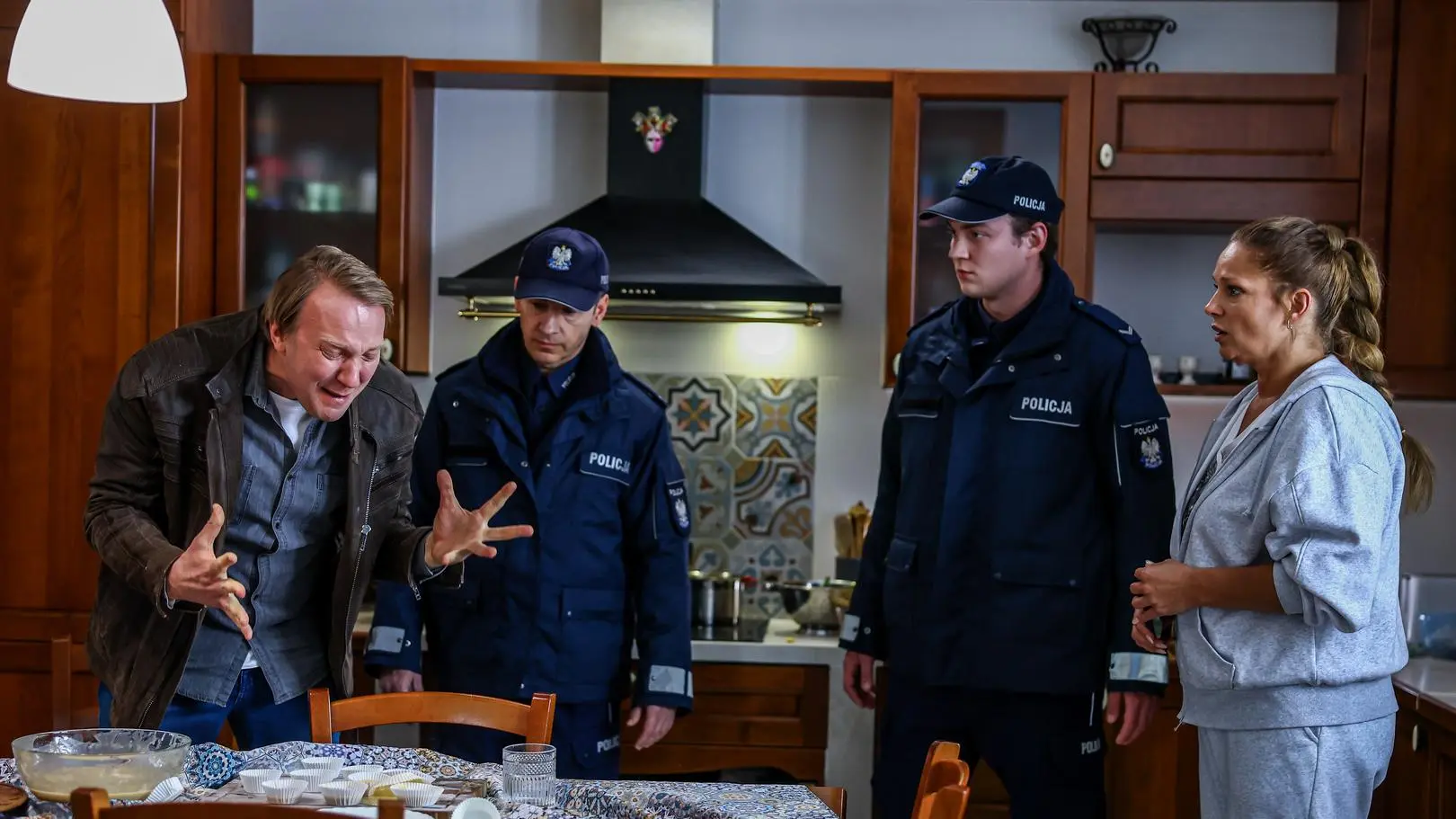 "Szpital św. Anny", odc. 139. Bartek wpadł w szał. Przerażona Kaśka wezwała policję [STRESZCZENIE]