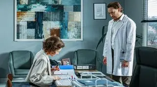 "Szpital św. Anny", odc. 141. Wroński spotkał się z audytorką, Daria i Krzysztof połączyli siły, przyjaciółki podniosły Sabinę na duchu [STRESZCZENIE]