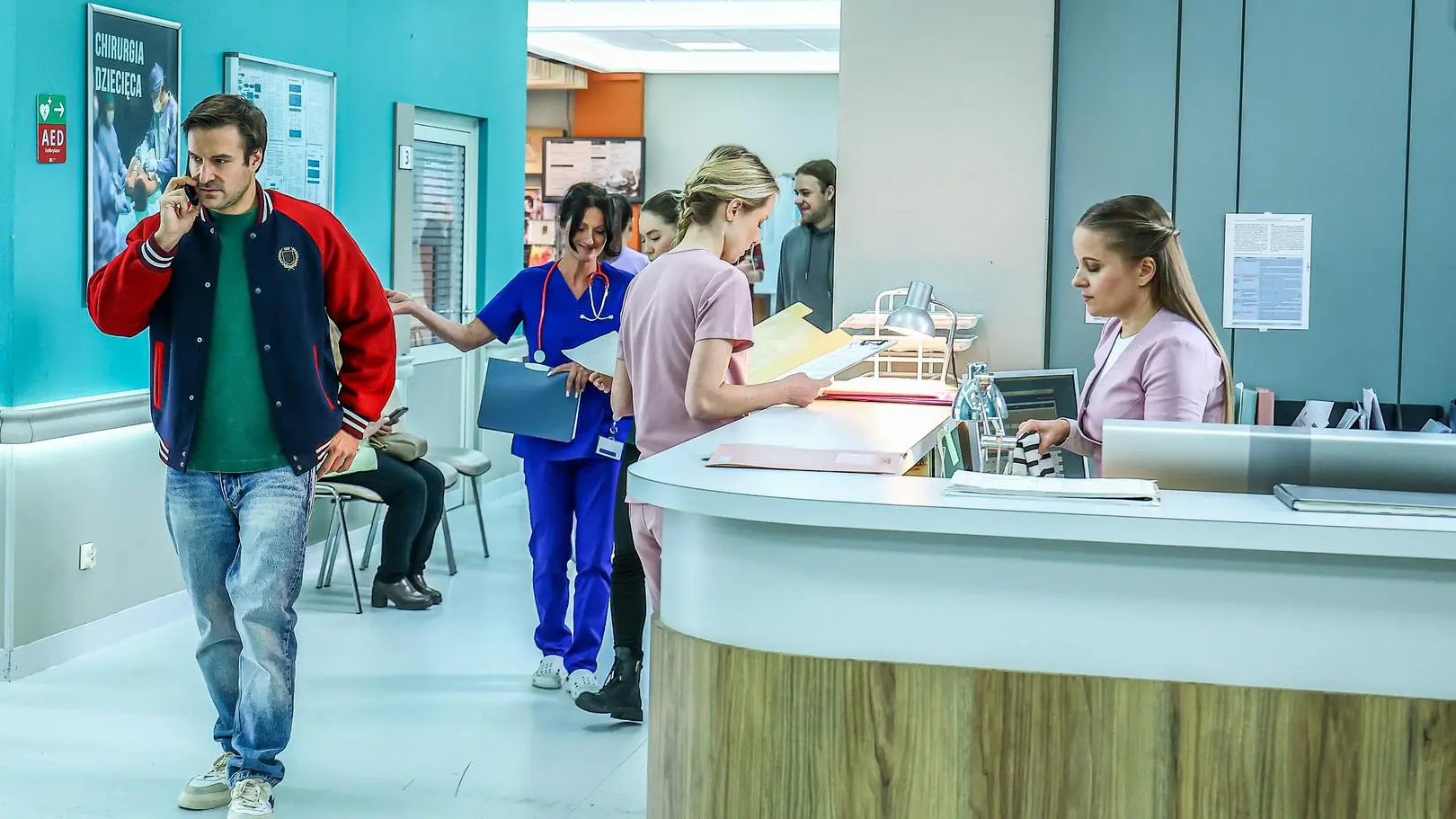 "Szpital św. Anny", odc. 154. Stażyści sprawiali Kai problemy, Maciek znalazł nieprzytomnego syna! [STRESZCZENIE]
