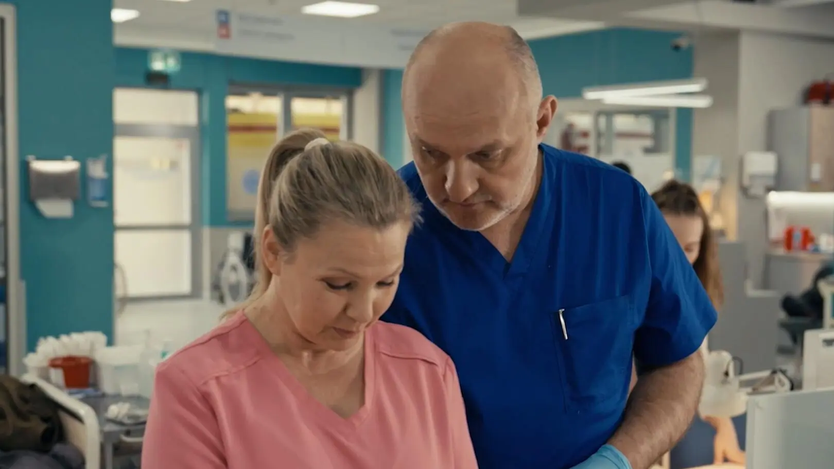 "Szpital św. Anny", odc. 157. Radecki zacznie podrywać pacjentkę na SOR-ze? Sabina i Mirek nie będą mieli wątpliwości. "Pies na baby"