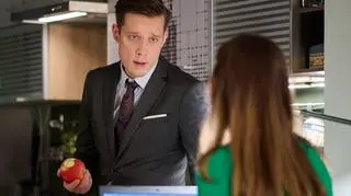 Kadr z najnowszego odcinka serialu TVN "Na Wspólnej" - Kasia Berg (Julia Chatys) i Darek Żbik (Michał Mikołajczak)