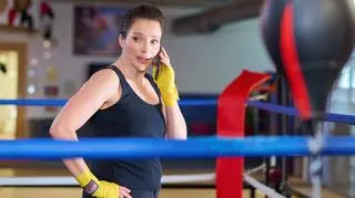 Kadr z odcinka 3634 serialu TVN Na Wspólnej. Anna Dereszowska rozmawia przez telefon.